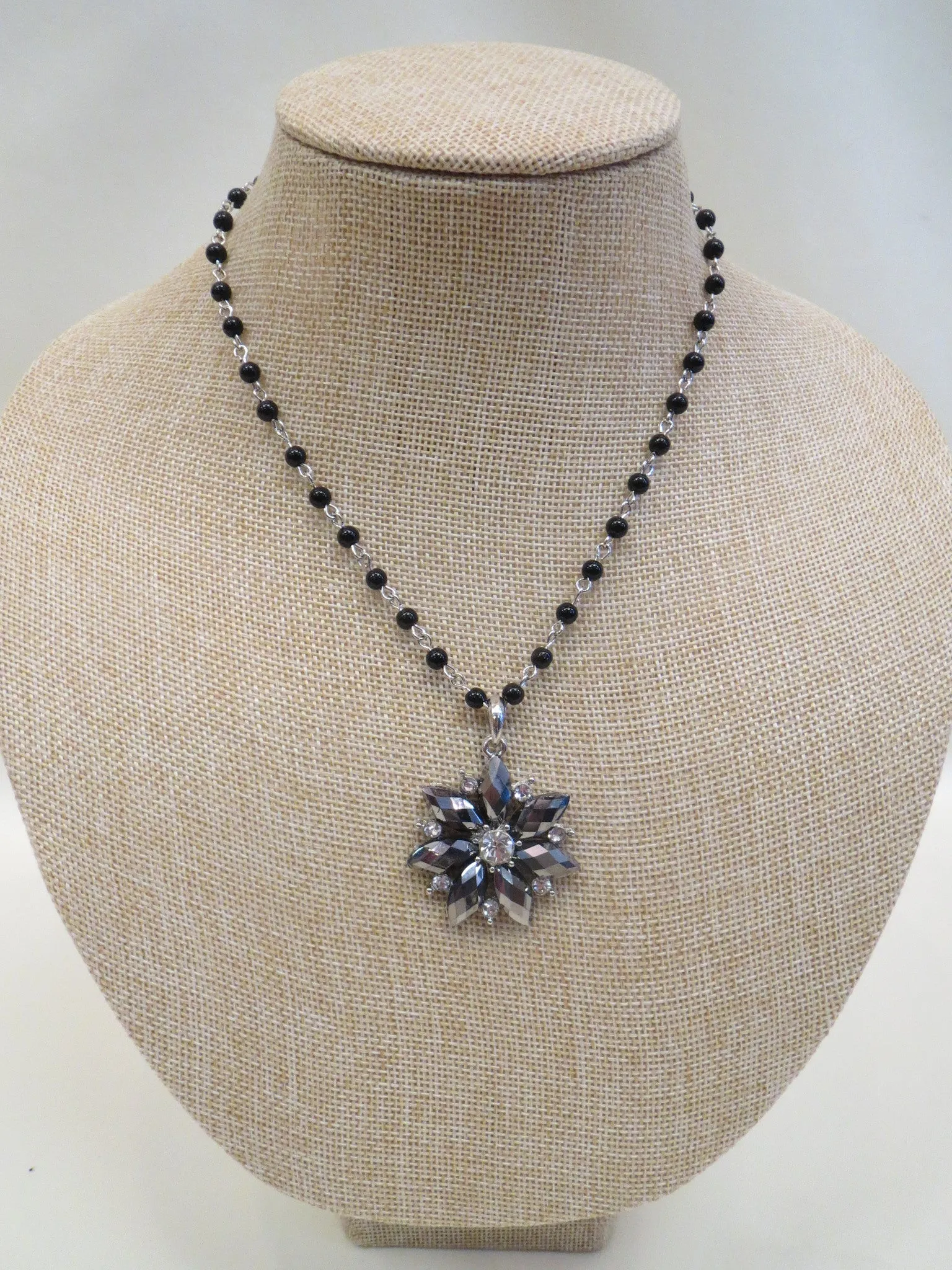 ADO | Back & Silver Flower Necklace