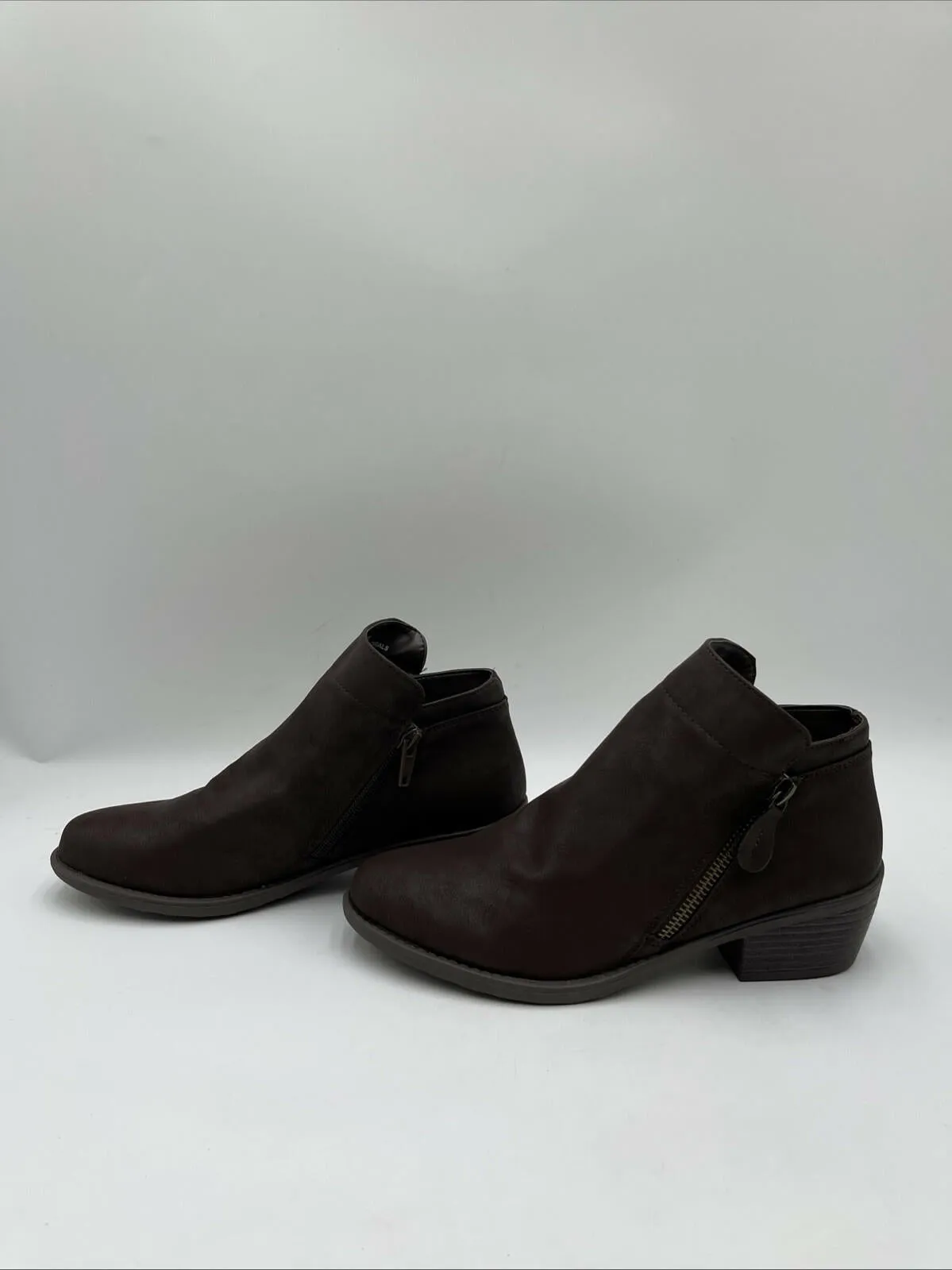 NWOB Easy Street Women's Gusto Booties Brown Size 7M - Like New